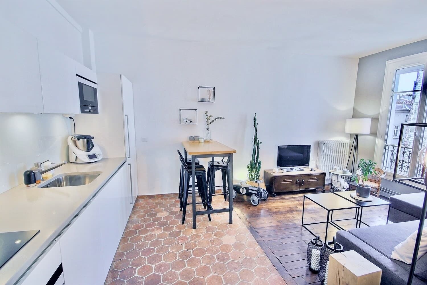 Séjour avec parquet et moulures