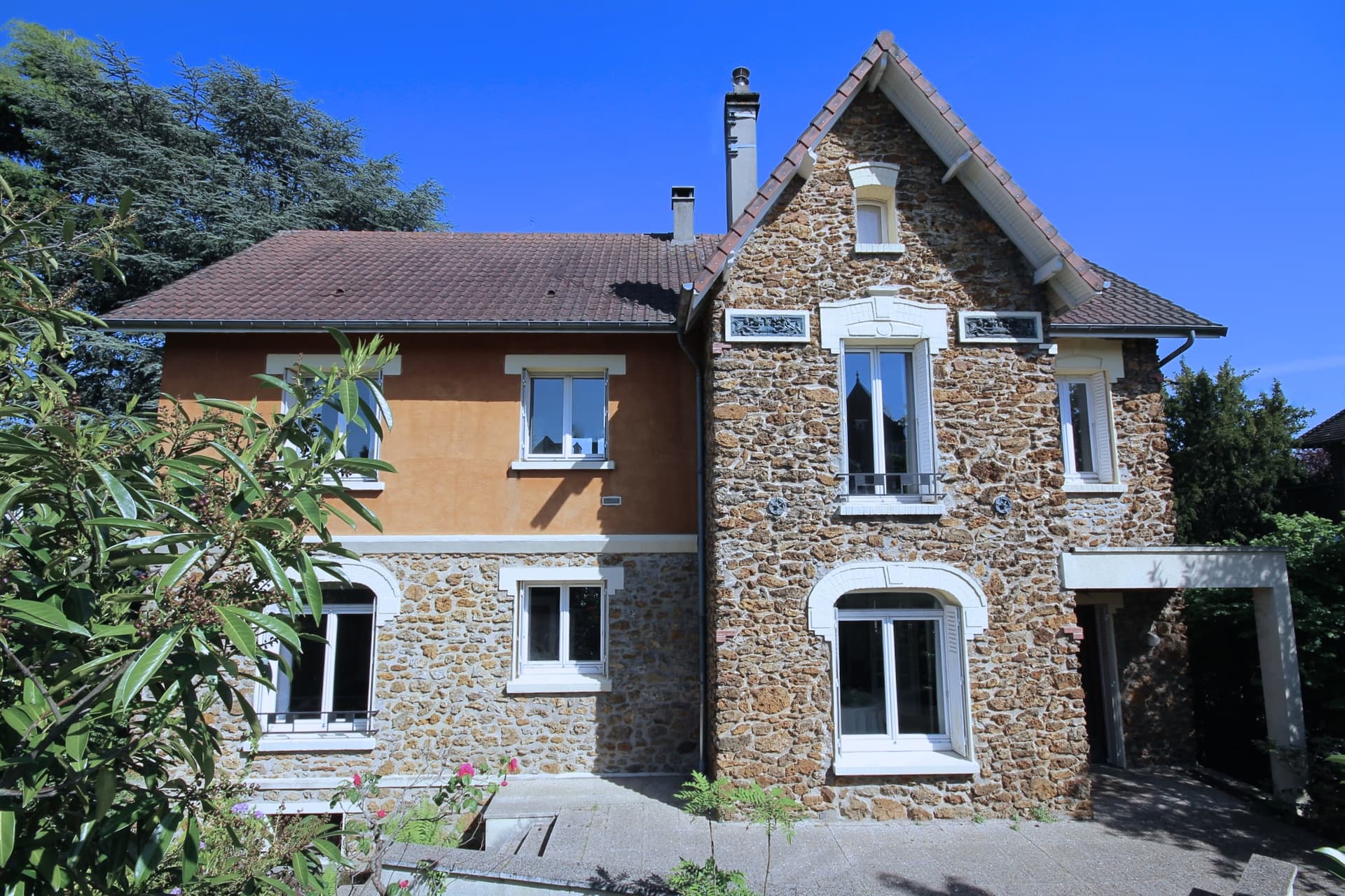 Salle à manger en prolongement de la réception